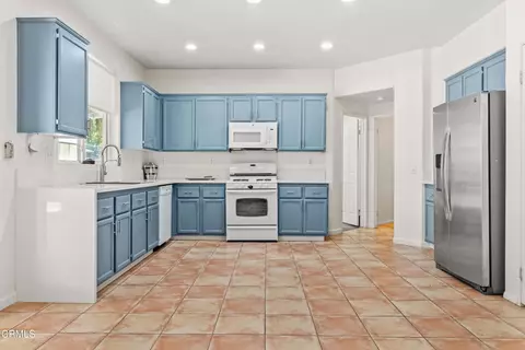 Kitchen - 38519 37th St E, Palmdale, CA 93550 photo 2 of 4