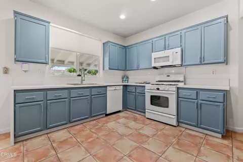 Kitchen - 38519 37th St E, Palmdale, CA 93550 photo 3 of 4