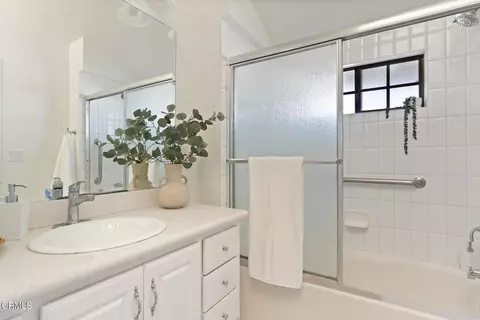 Bath - 515 S Madison Ave #3, Pasadena, CA 91101 photo 2 of 4