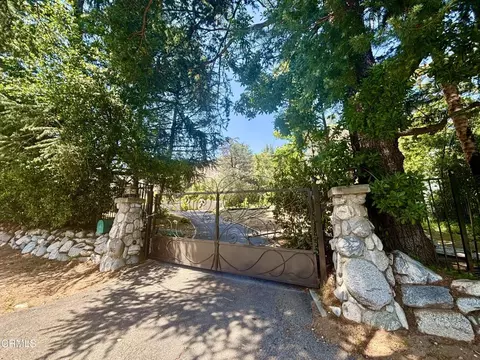 1945 E Altadena Dr E, Altadena, CA 91001
