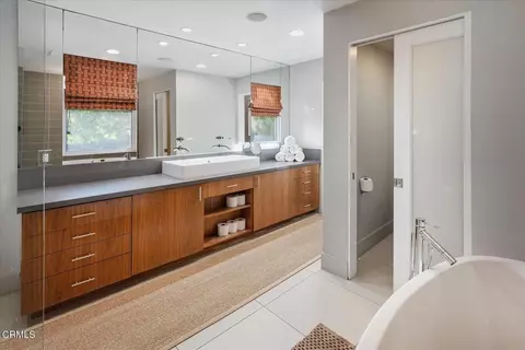 Bath - 1900 Ransom Rd, Glendale, CA 91201 photo 1 of 5