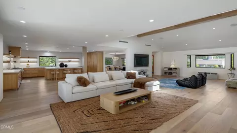 2137 Lyans Dr, La Canada Flintridge, CA 91011