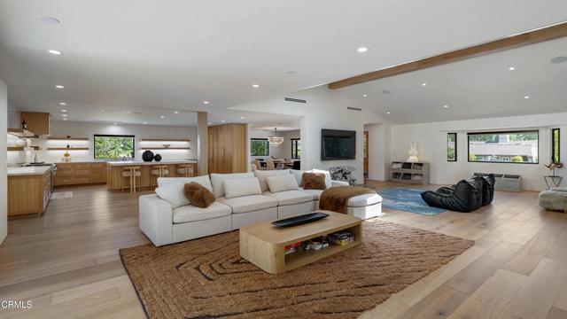 2137 Lyans Dr, La Canada Flintridge, CA 91011