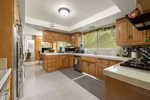 Kitchen - 2985 San Pasqual St, Pasadena, CA 91107 photo 2 of 3