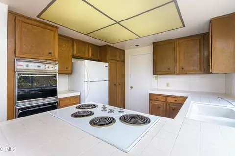 Kitchen - 3810 San Augustine Dr, Glendale, CA 91206 photo 2 of 4