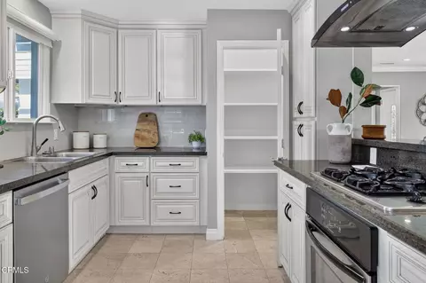 Kitchen - 2815 Thorndike Rd, Pasadena, CA 91107 photo 3 of 4
