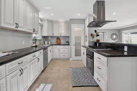 Kitchen - 2815 Thorndike Rd, Pasadena, CA 91107 photo 2 of 4