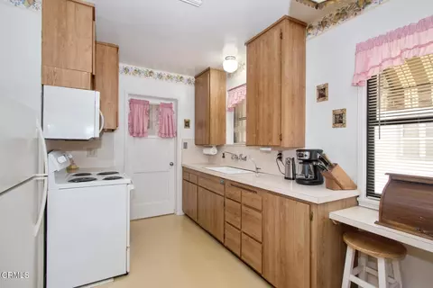 Kitchen - 2837 Estado St, Pasadena, CA 91107 photo 2 of 3