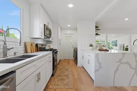 22718 Cantlay St, Los Angeles, CA 91307