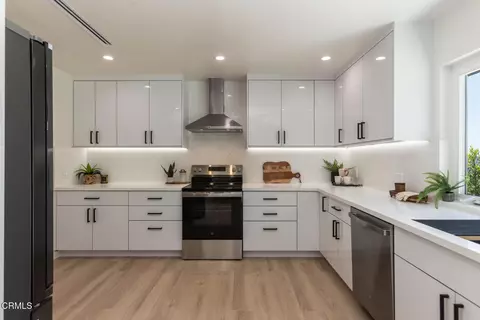 Kitchen - 3737 San Augustine Dr, Glendale, CA 91206 photo 2 of 5