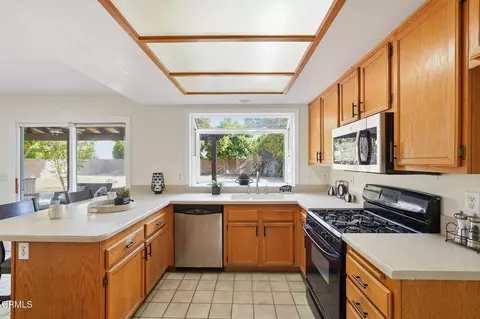 Kitchen - 239 Beattie Ln, Redlands, CA 92374 photo 5 of 7