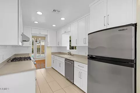 Kitchen - 1305 Valley View Ave, Pasadena, CA 91107 photo 3 of 4