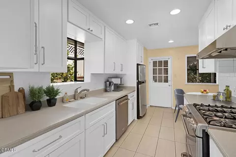 Kitchen - 1305 Valley View Ave, Pasadena, CA 91107 photo 2 of 4