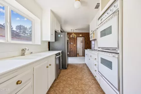 Kitchen - 9424 Crystal View Dr, Tujunga, CA 91042 photo 1 of 3