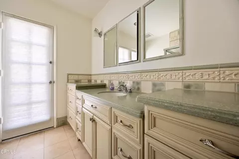 Bath - 9424 Crystal View Dr, Tujunga, CA 91042 photo 3 of 4