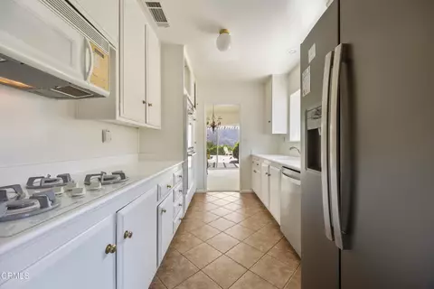 Kitchen - 9424 Crystal View Dr, Tujunga, CA 91042 photo 2 of 3