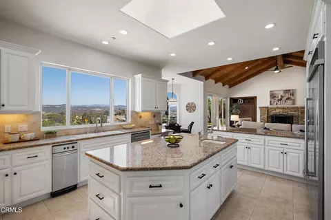 Kitchen - 4284 Fallsbrae Rd, Fallbrook, CA 92028 photo 5 of 7