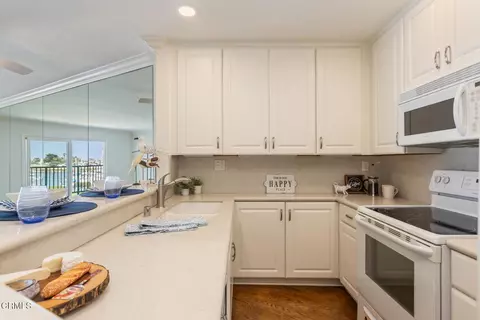 Kitchen - 3101 Peninsula Rd #218, Oxnard, CA 93035 photo 2 of 4