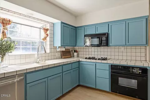 Kitchen - 3585 Shadow Grove Rd, Pasadena, CA 91107 photo 2 of 2