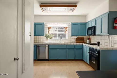 Kitchen - 3585 Shadow Grove Rd, Pasadena, CA 91107 photo 1 of 2