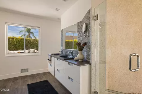 Bath - 1919 Deermont Rd, Glendale, CA 91207 photo 4 of 4