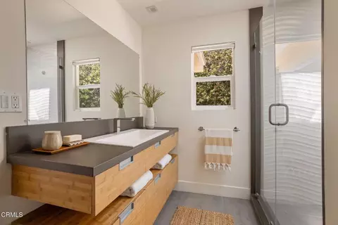 Bath - 1919 Deermont Rd, Glendale, CA 91207 photo 1 of 4