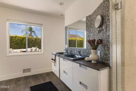 Bath - 1919 Deermont Rd, Glendale, CA 91207 photo 3 of 4