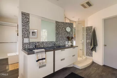 Bath - 1919 Deermont Rd, Glendale, CA 91207 photo 2 of 4