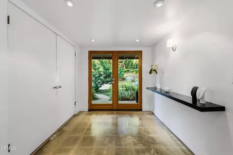 Entry Way - 3616 E Chevy Chase Dr, Glendale, CA 91206 photo 2 of 2