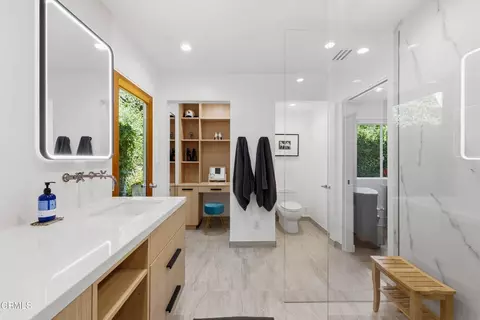 Bath - 3616 E Chevy Chase Dr, Glendale, CA 91206 photo 2 of 7