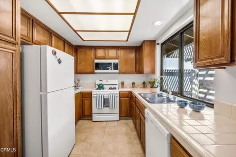 Kitchen - 1715 Compromise Line Rd, Glendora, CA 91741 photo 3 of 3