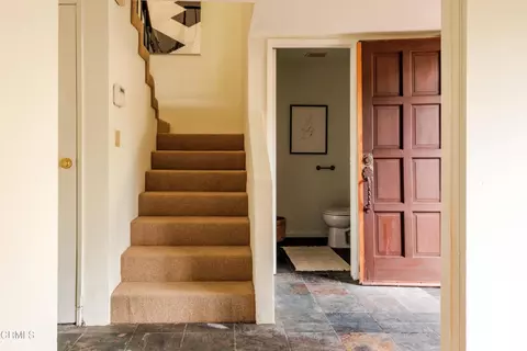 Entry Way - 1101 N Summit Ave #1, Pasadena, CA 91103 photo 2 of 4