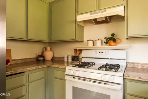 Kitchen - 1101 N Summit Ave #1, Pasadena, CA 91103 photo 3 of 3