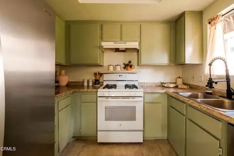 Kitchen - 1101 N Summit Ave #1, Pasadena, CA 91103 photo 2 of 3