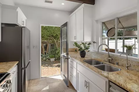 Kitchen - 3269 Summit Ave, Altadena, CA 91001 photo 3 of 4