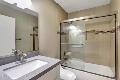Bath - 719 E Tujunga #D, Burbank, CA 91501 photo 2 of 4