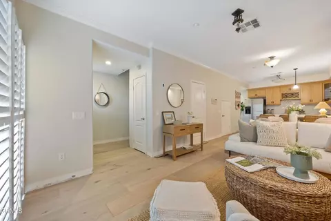Entry Way - 690 S Marengo Ave #5, Pasadena, CA 91106 photo 1 of 6