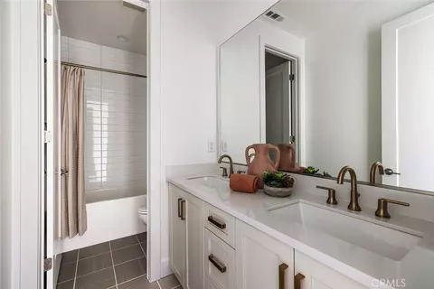 Bath - 181 E Palm St E, Altadena, CA 91001 photo 4 of 4
