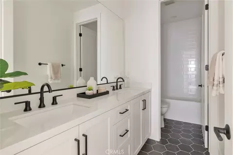 Bath - 187 E Palm St E, Altadena, CA 91001 photo 4 of 5