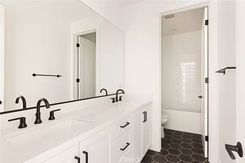 Bath - 187 E Palm St E, Altadena, CA 91001 photo 4 of 5