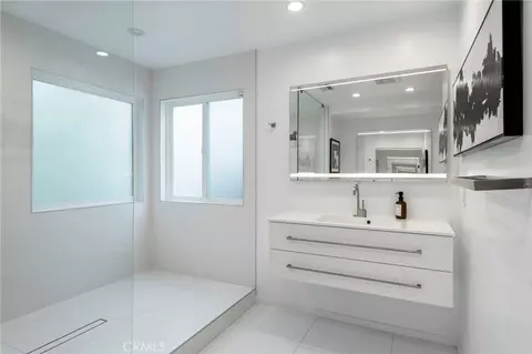Bath - 468 Sycamore Gln, Pasadena, CA 91105 photo 3 of 7