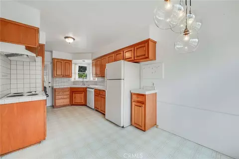 Kitchen - 5320 E Broadway, Long Beach, CA 90803 photo 3 of 4