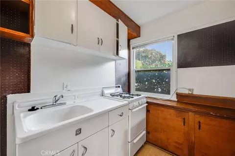Kitchen - 5320 E Broadway, Long Beach, CA 90803 photo 4 of 4