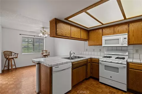Kitchen - 18520 Glenview Ct, Tehachapi, CA 93561 photo 3 of 6