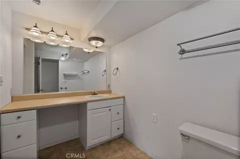 Bath - 18520 Glenview Ct, Tehachapi, CA 93561 photo 2 of 6