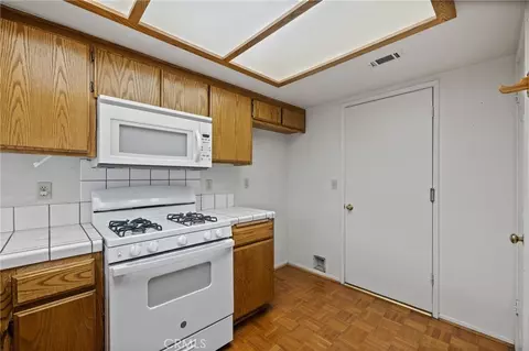 Kitchen - 18520 Glenview Ct, Tehachapi, CA 93561 photo 4 of 6