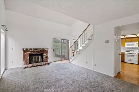 Living - 18520 Glenview Ct, Tehachapi, CA 93561 photo 2 of 8