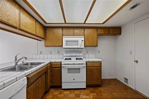 Kitchen - 18520 Glenview Ct, Tehachapi, CA 93561 photo 5 of 6