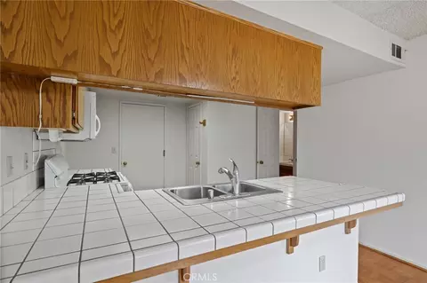 Kitchen - 18520 Glenview Ct, Tehachapi, CA 93561 photo 2 of 6