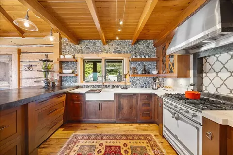 Kitchen - 27241 Deertrail Dr, Tehachapi, CA 93561 photo 2 of 8